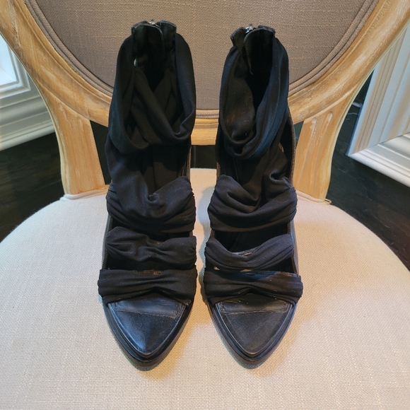 GIVENCHY heels in black leather with fabric bandage-style wrap and zippers - Picture 4 of 11